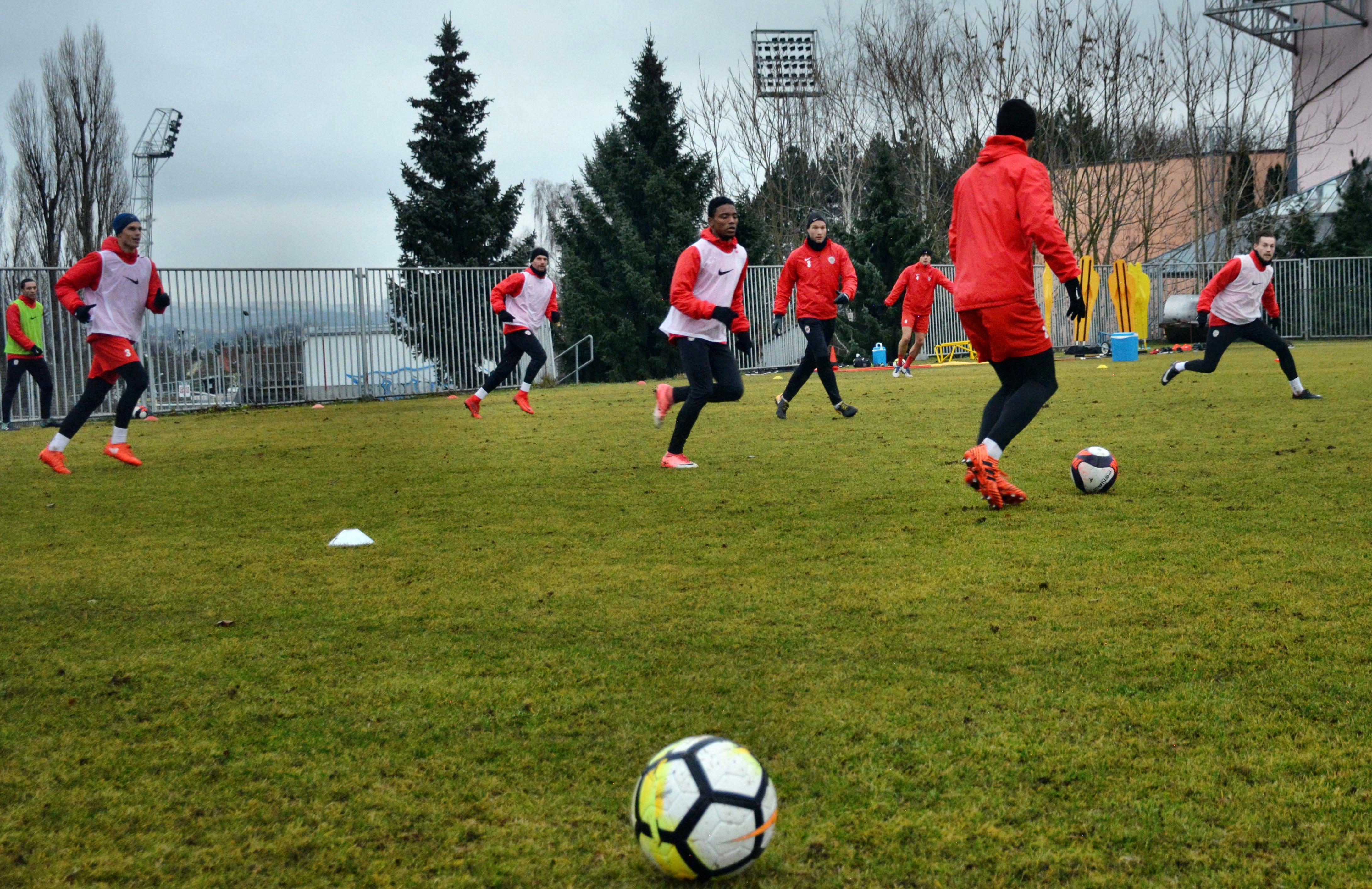 VIDEO: Zbrojovka v pondělí trénovala na přírodní trávě