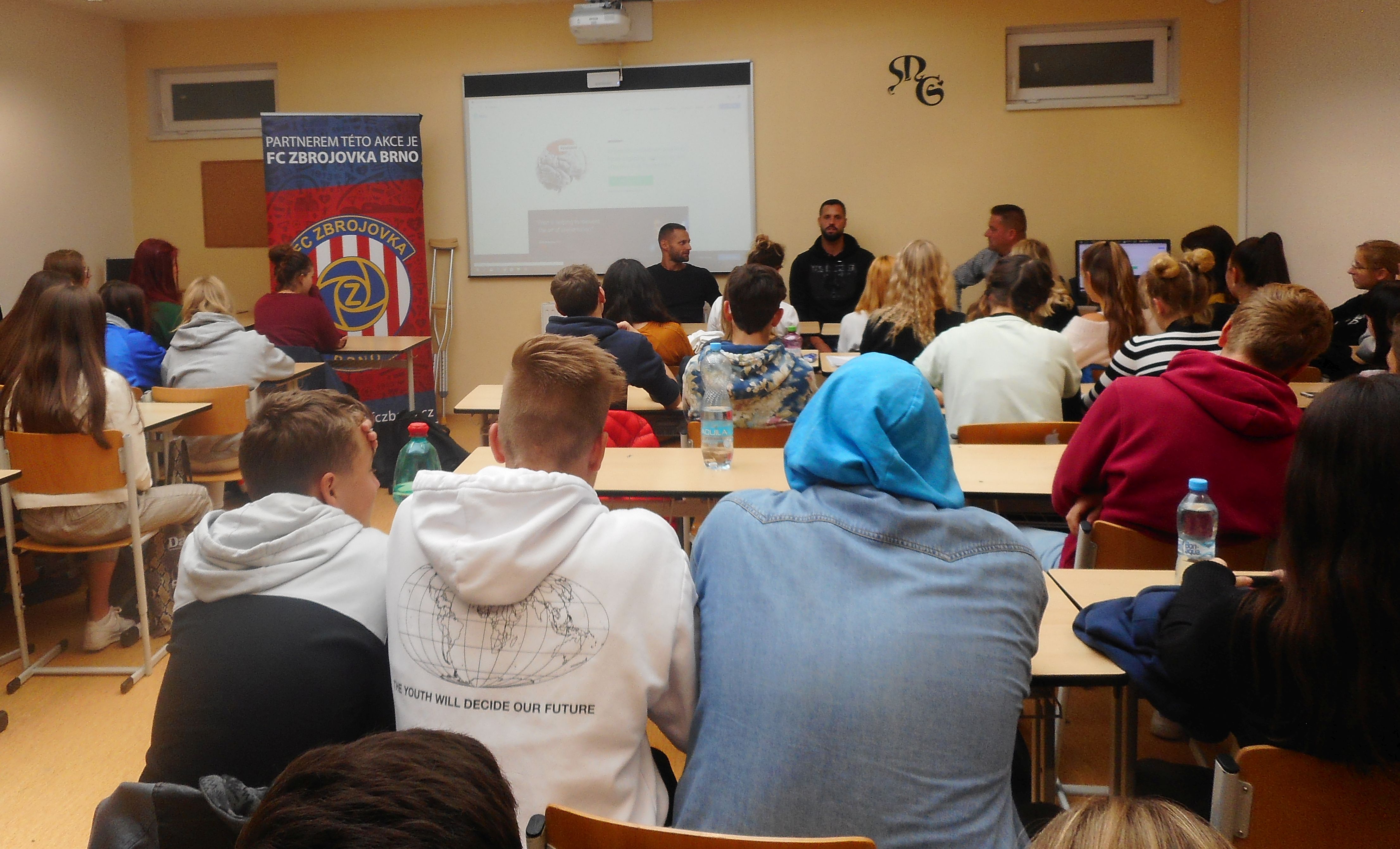 Zbrojováci besedovali se studenty Moravského gymnázia