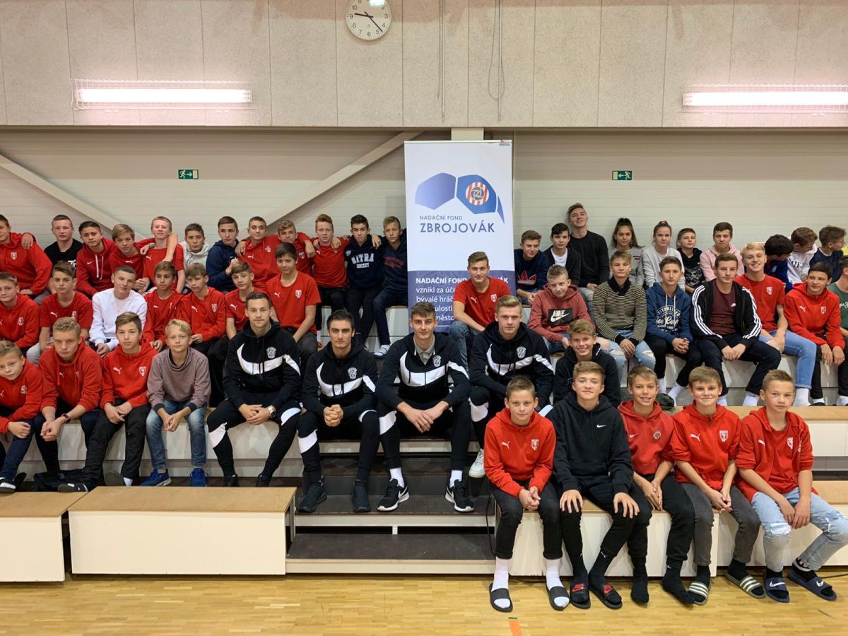 Zbrojováci besedovali na Základní škole Měšťanská